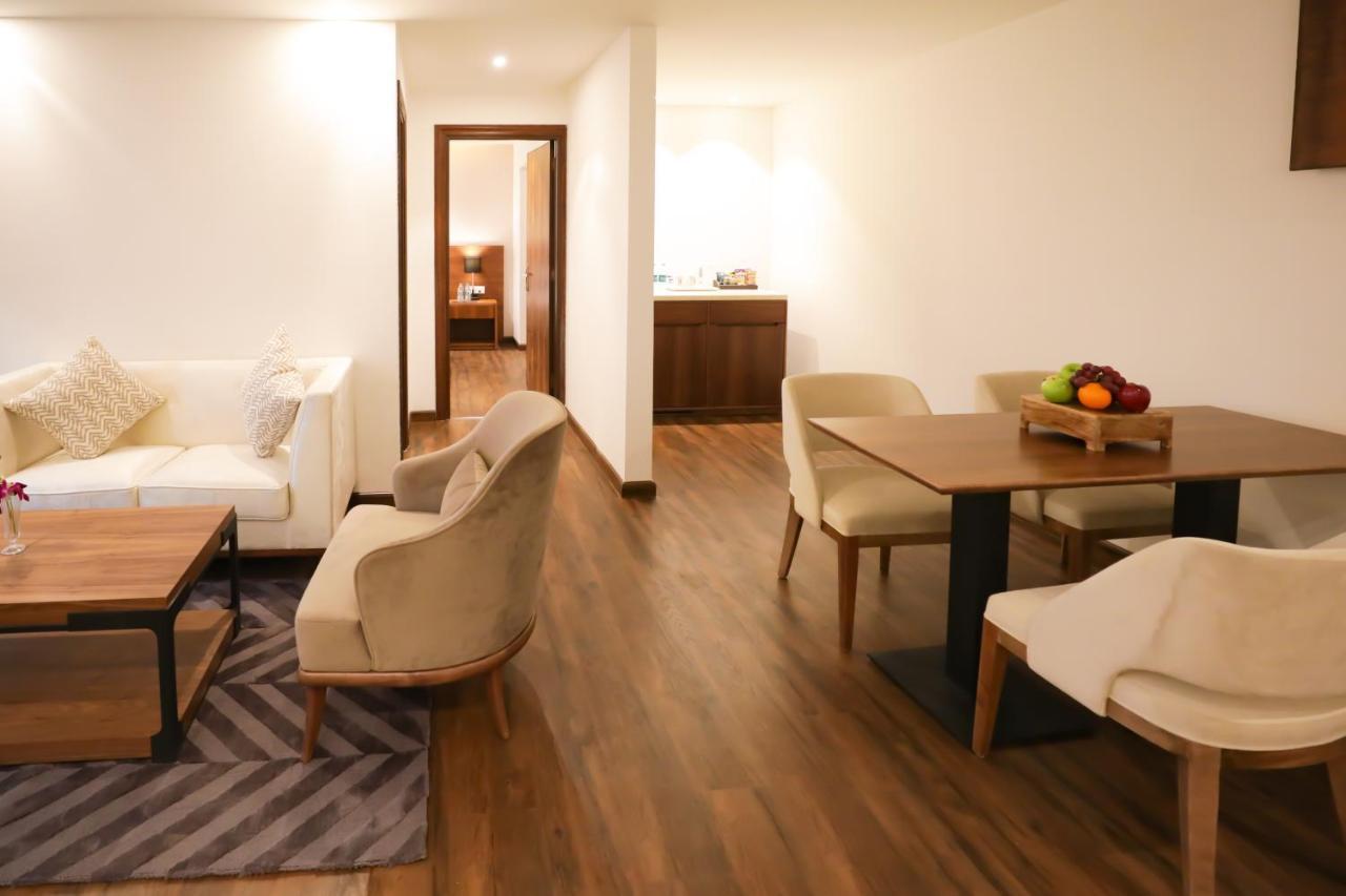 Regenta Suites Gurugram, Sohna Road, Sector 49 Gurgáon Kültér fotó